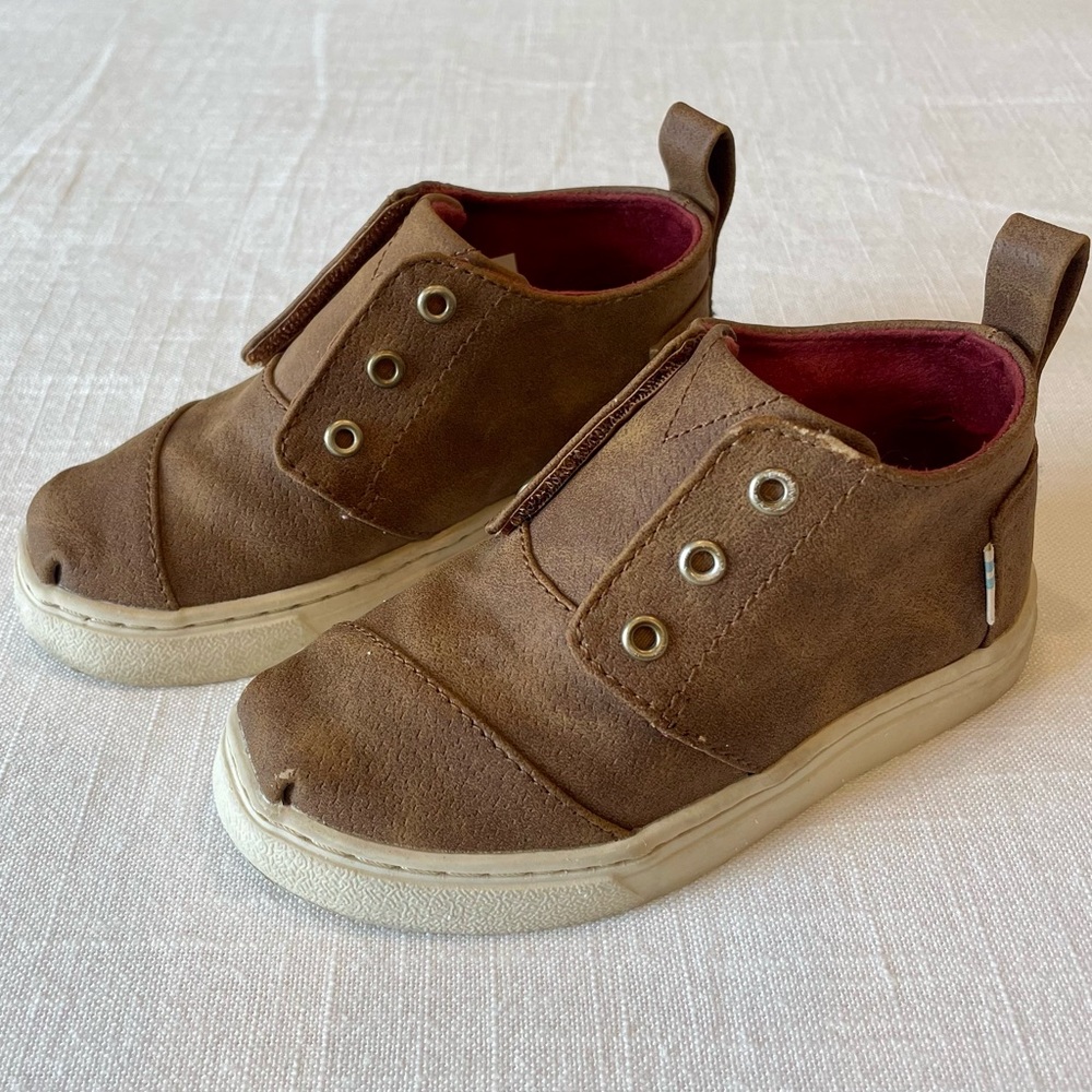 TOMS Tiny Botas Sneaker Kids, size 8T, color Toffee